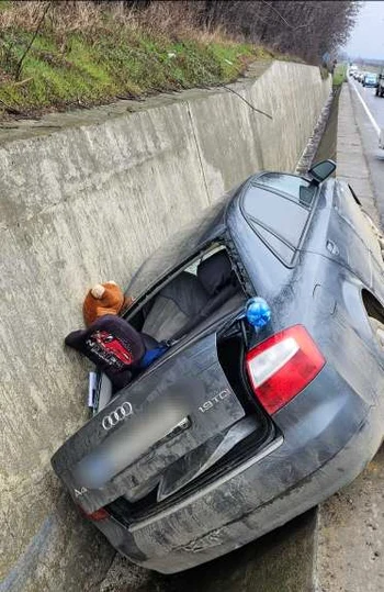 Mașina a ajuns într-un șanț de pe marginea drumului FOTO ISU Vaslui