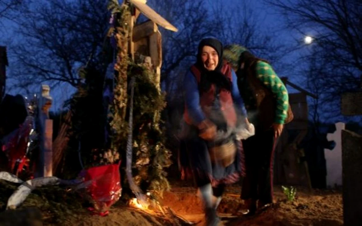 Oamenii din Salcia vin în cimitir să îşi strige morţii