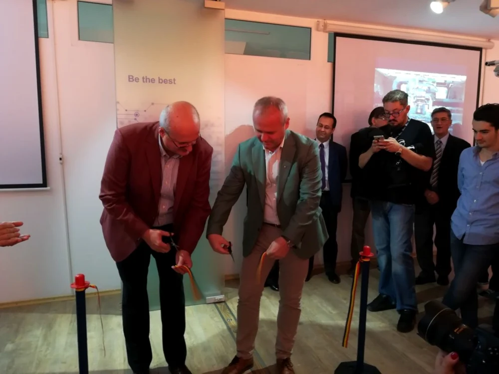 Oficialii Benchmark, la inaugurarea laboratorului FOTO Andrei Dincă