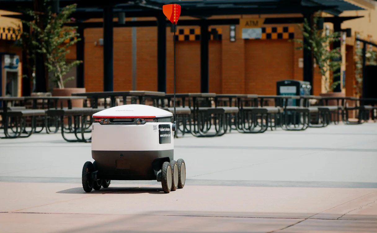 Un robot curier din Estonia a provocat un accident cu un autobuz şi a fugit de la locul faptei