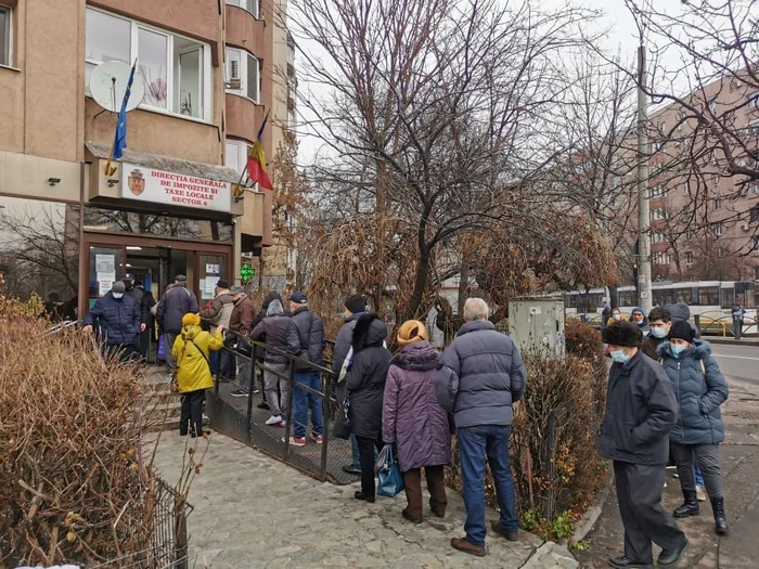 Cozile de la ghișee au devenit tradiție la început de an (Foto: Cătălin Deacu / TVR)