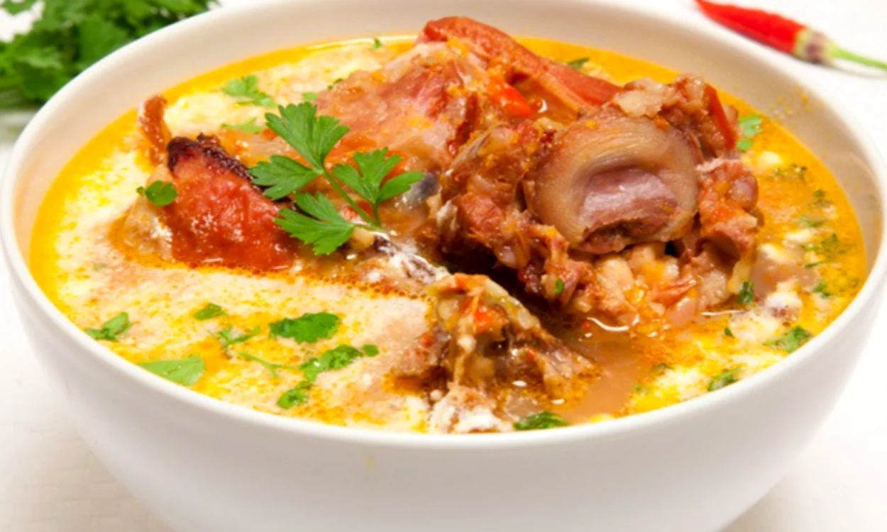 Ciorbă din oase de porc afumate. Foto: divinainbucatarie.ro