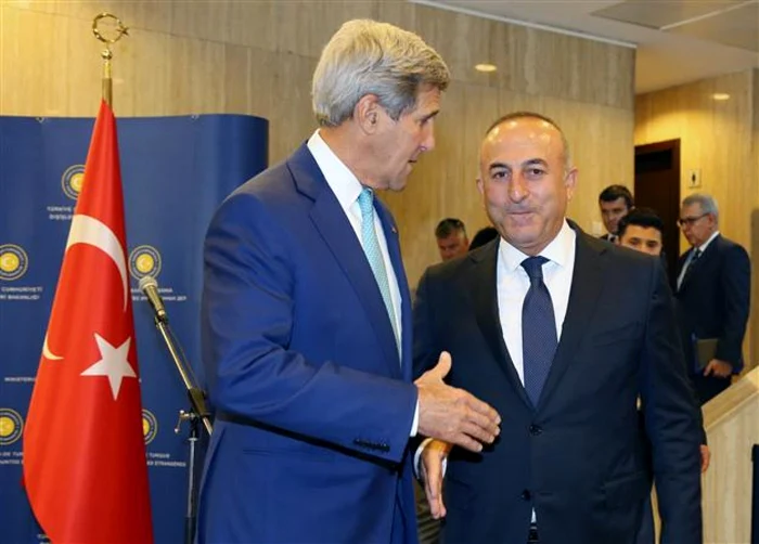 Secretarul de Stat american John Kerry împreună cu ministrul turc de Externe Mevlut Cavusoglu FOTO AP