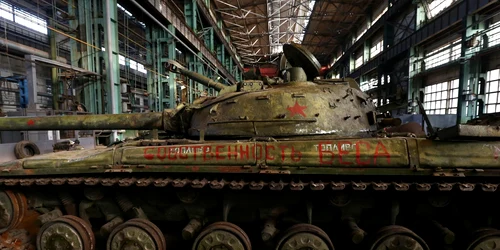 Un tanc T-62 capturat de la armata ucraineană văzut într-o o fabrică de reparații în 2014 FOTO Profimedia