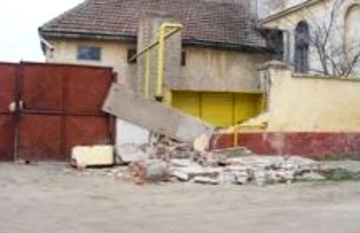 Şoferul s-a oprit cu maşina în poarta unei case Foto. arhivă Adevărul