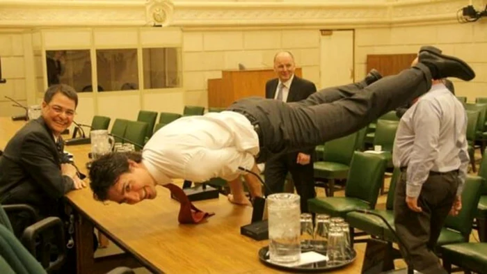 Justin Trudeau, în poziţia păunului, denumită mayurasana FOTO Le Journal de Montreal