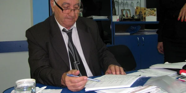 Directorul DITL prezentând dosarul prostituatei "campioane"