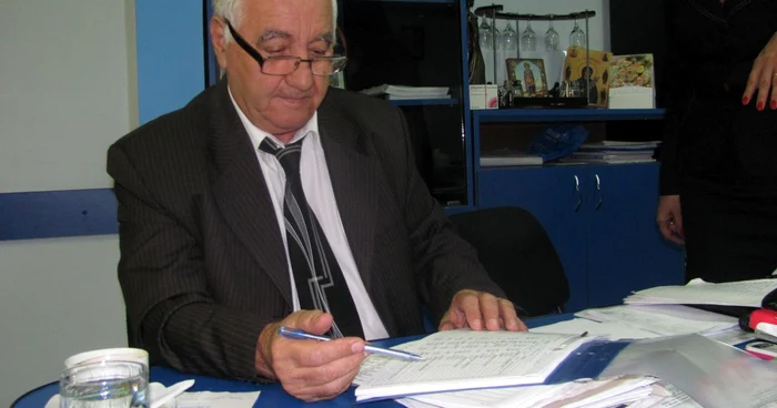 Directorul DITL prezentând dosarul prostituatei "campioane"