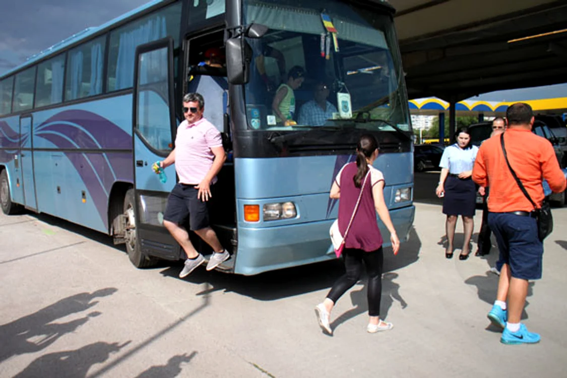29 de români  au fost aduşi  în ţară cu un  autocar al MAI