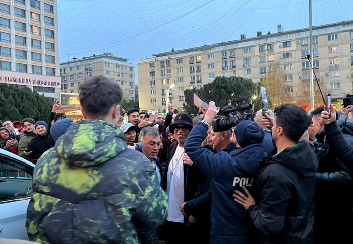 A fost așteptat de peste 250 de fani în Piața Unirii din Iași Foto/GSP