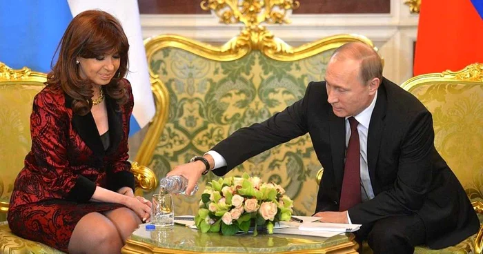 Cristina Fernandez de Kirchner (CFK) cu Vladimir Putin la Moscova. Fotografie de pe contul de Facebook al CFK.