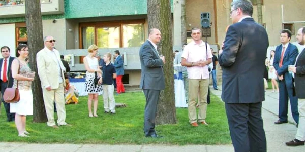Una dintre acţiunile fundaţiei conduse de Baconschi, în curtea vilei primite de la RAAPS: „Fundaţia Creştin-Democrată şi societatea civilă“ 