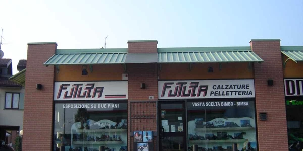 Firma are ca acţionar majoritar societatea italiană Donna Futura