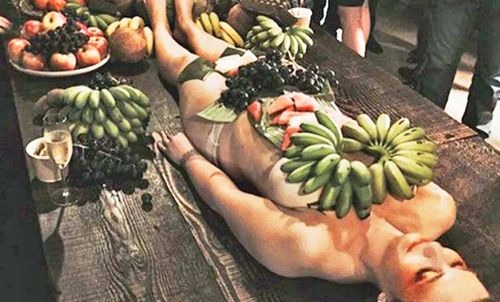 În localul Cruise Bar, mâncarea a fost servit, pe trupul fotomodelelor angajate special în acest scop