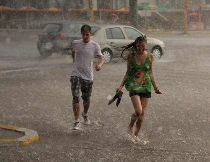 
    Ploile scurte, de vară, vor fi prezente aproape în fiecare după-amiază  