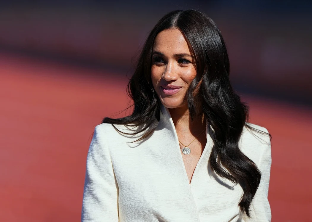 Meghan Markle zâmbește