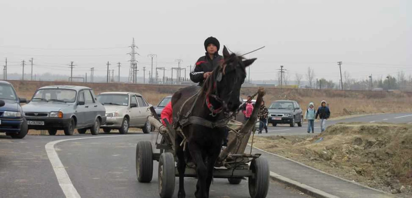 Căruţele rromilor şi-au făcut simţită prezenţa încă de la inaugurarea podului