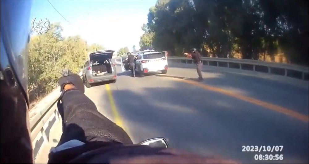Noi imagini din timpul asaltului Hamas. Un polițist pe motocicletă trage asupra unei mașini furate de teroriști VIDEO