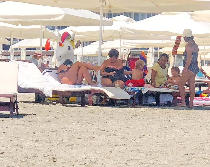 Bunica şi bonele n-o scapă  din ochi pe micuţa Maria