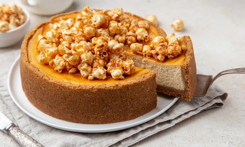 Tort cu crema de branza si caramel  Sursa foto shutterstock 1678486237 jpg