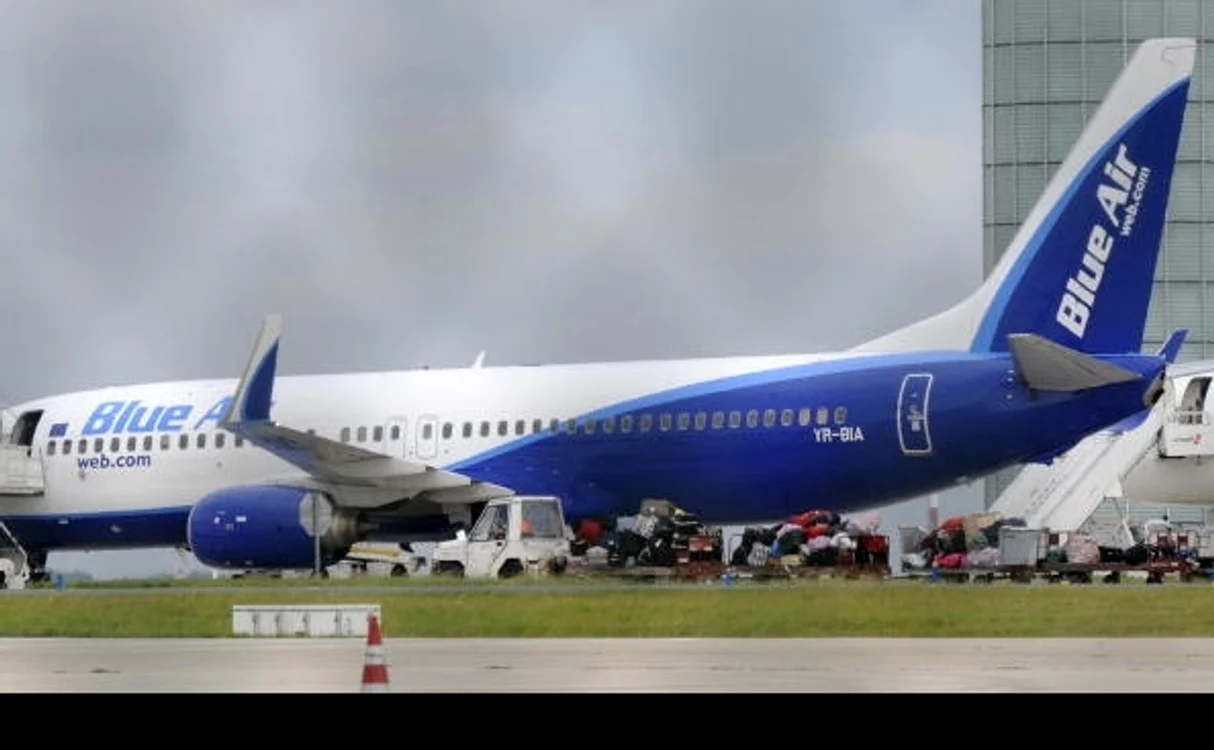 
    Omul care încărca bagajele în  avion a fost uitat în cală  