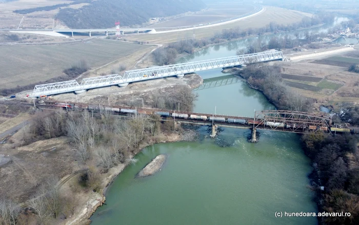 Pod construit la intrarea în Brănișca. Trenurile circulă însă pe vechiul traseu. Foto: Daniel Guță