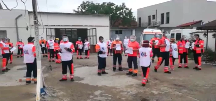 Angajaţii au protestat în curtea instituţiei. FOTO: Captura video