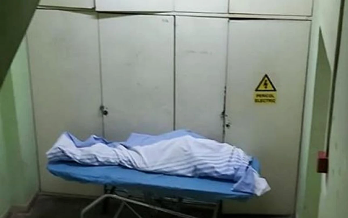 Morţii sunt abandonaţi pe scările interioare ale Spitalului Universitar. FOTO: Emanuel Ungureanu