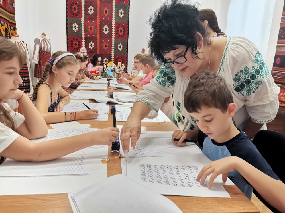 Atelierul de caligrafie găzduit de Muzeul Judeţean Olt  s-a deschis joi, 18 august 2022 FOTO: Alina Mitran