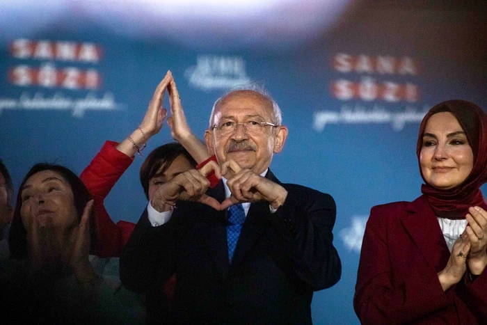 Kemal Kiliçdaroglu și semnul inimii, devenit viral în această campanie electorală. Foto:Shutterstock
