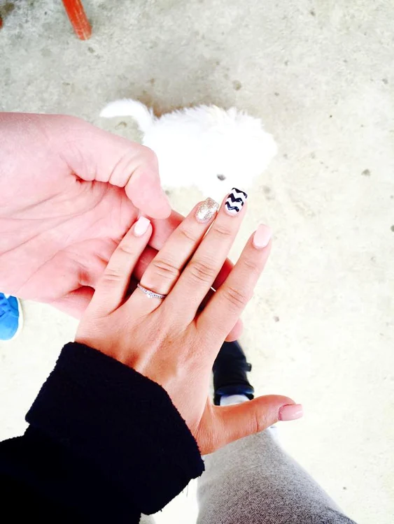 Adda a acceptat cererea în căsătorie şi a publicat pe pagina de Facebook o imagine cu inelul de logodnăFoto: arhivă personală