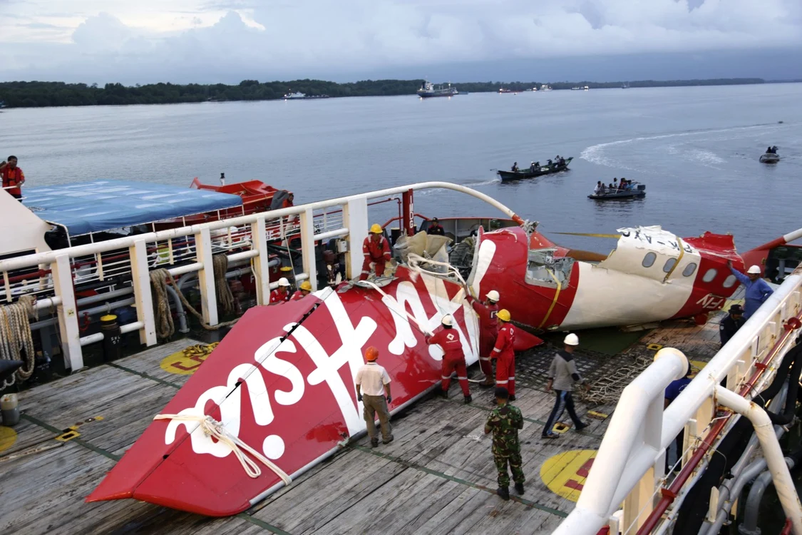 Bucăţi din avionul AirAsia prăbuşit în Marea Java FOTO AP