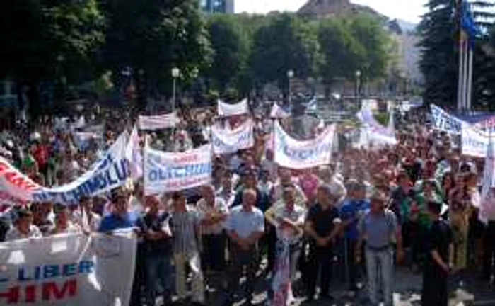 Angajaţii Protectchim protestează pe platforma chimică a Oltchimului