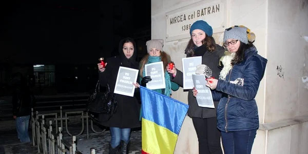 Lumânări pentru victimele din Paris