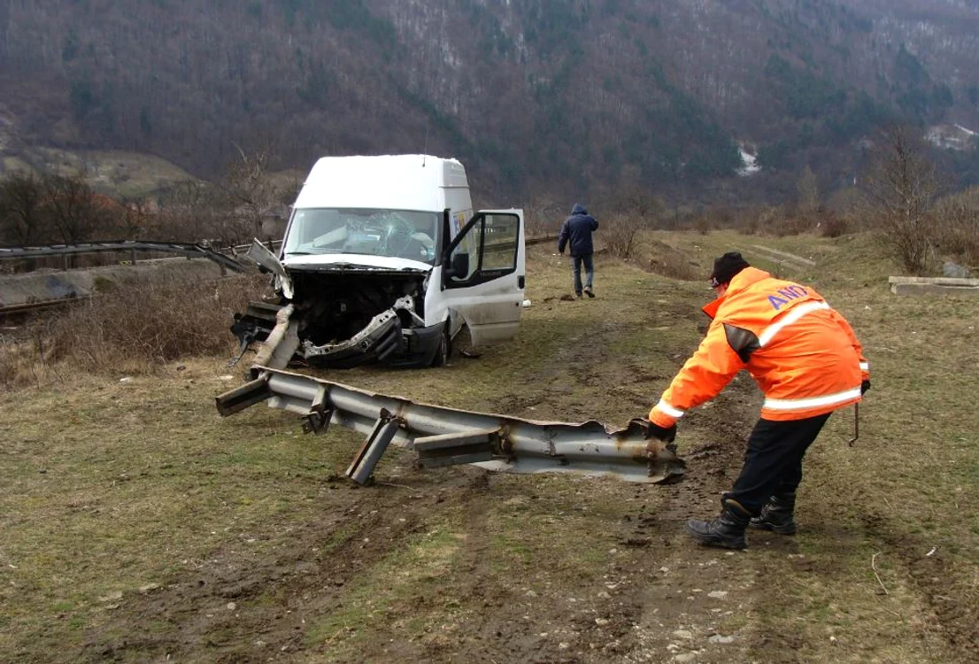 
    Șoferul microbuzului este vinovat de producerea accidentului (foto: Arhivă Click!)   