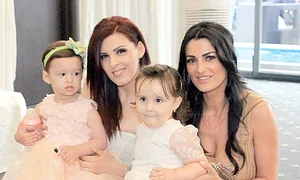 Solista Diana Bișinicu  (stânga) și Diana Beciu,  împreună cu fiicele lor jpeg