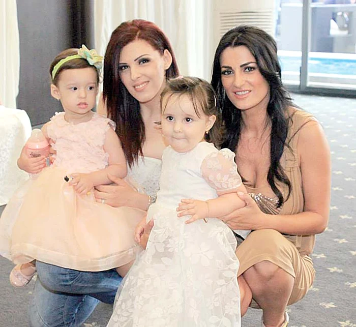 Solista Diana Bișinicu  (stânga) și Diana Beciu,  împreună cu fiicele lor