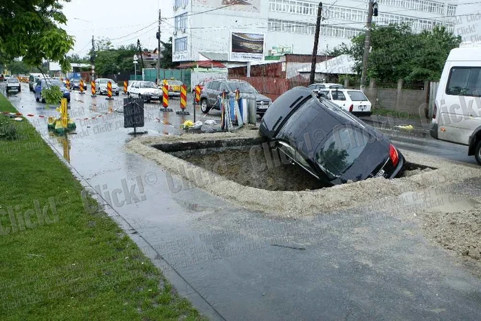Omul de afaceri Cristi Iancu a intrat cu Mercedesul în groapă. (Foto: Eduard Enea)