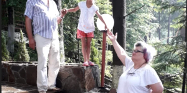Fetita din caras cu asistentul maternal foto reper24