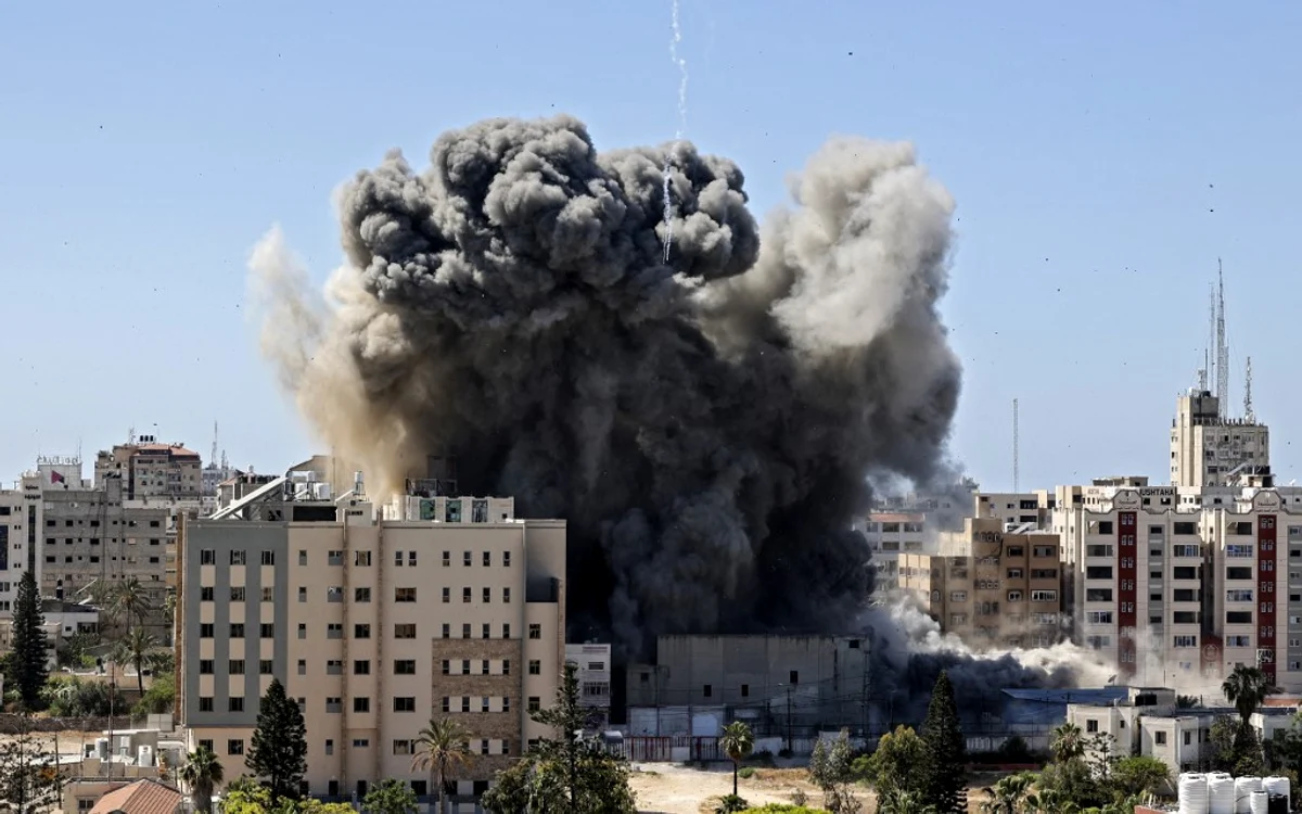 
    Clădirea din Gaza în care se aflau sediile AP, Al-Jazeera şi a altora publicaţii străine a fost atacată de Israelfoto: AFP  