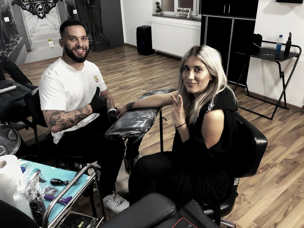 ADDA s-a lasat pe mâna celui mai cunoscut artist tatuator al vedetelor, Alin, iar rezultatul este cel pe care și l-a dorit