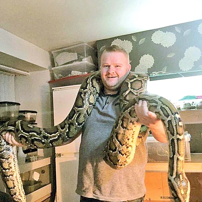 Scott îi lasă pe  pitoni în voie  pe trupul lui