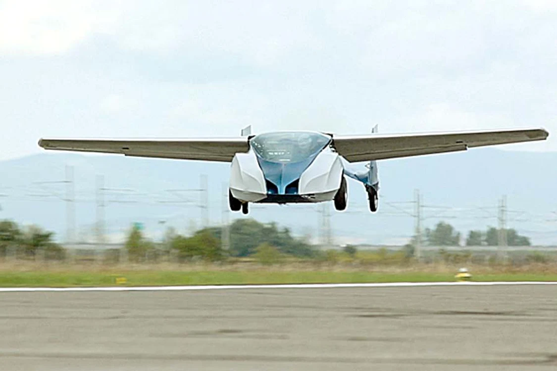 AeroMobil-ul are  aripi pliabile şi  poate fi parcat cu  uşurinţă (Fotografii: photoland / caters)