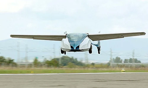 AeroMobil ul are  aripi pliabile şi  poate fi parcat cu  uşurinţă (Fotografii: photoland / caters) jpeg