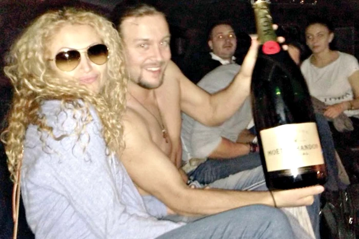 Anamaria şi Duşan vorbesc cu orele la  telefon când nu sunt împreună