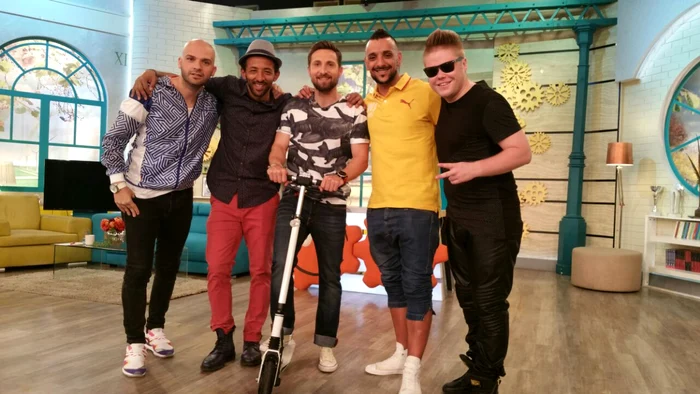 
    Kamara din trupa AlbNegru și-a prezentat noua achiziție, o trotinetă electrită, în toate emisiunile tv în care a fost invitat împreună cu colegul de la Alb Negru, Andrei Ștefăneascufoto: arhiva personală  