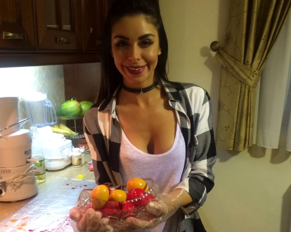 
    Natalia Mateuţ a intrat în bucătire cu o bluziţă extrem de decoltatăfoto: arhiva personală  