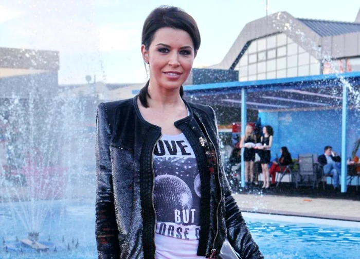 
    Ștefan Bănică sărbătorește femeia cu cele mai frumoase cântece de dragosteFoto: Antena 1  