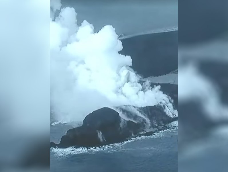 Imagini spectaculoase cu o nouă erupție a unui vulcan subacvatic din Japonia VIDEO