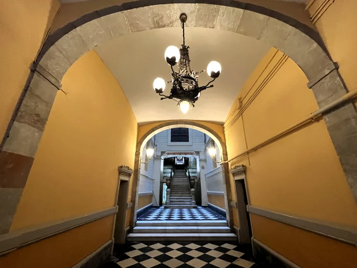 Pasaj în cartierul Gràcia din Barcelona. Foto: X